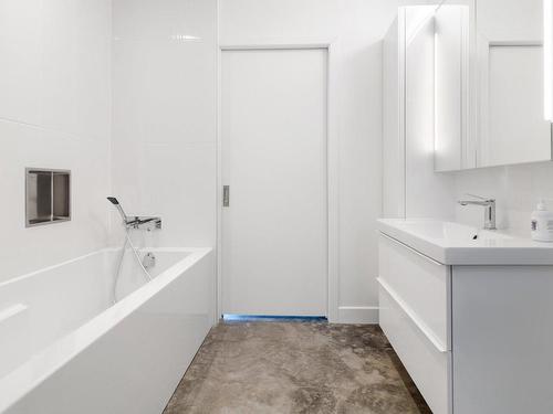 Salle de bains - 245 Rue Hauterive, Laval (Duvernay), QC - Indoor Photo Showing Bathroom