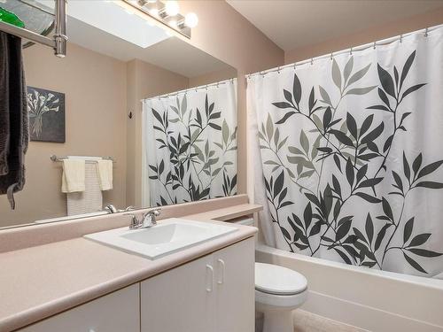 205-440 Schley Pl, Qualicum Beach, BC - Indoor Photo Showing Bathroom