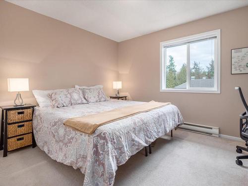 205-440 Schley Pl, Qualicum Beach, BC - Indoor Photo Showing Bedroom