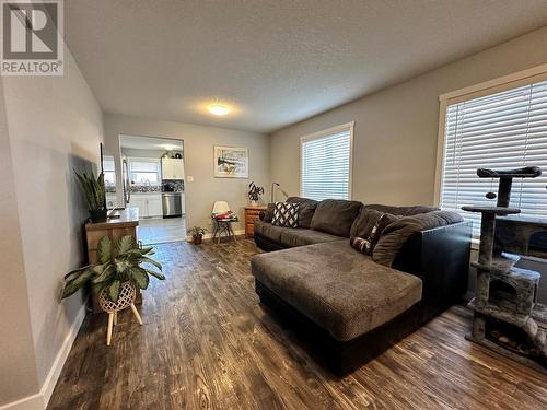 1104 104 Avenue, Dawson Creek, BC - Indoor Photo Showing Living Room