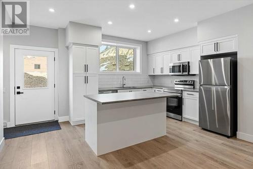 1165 Lone Pine Drive, Kelowna, BC - Indoor Photo Showing Kitchen