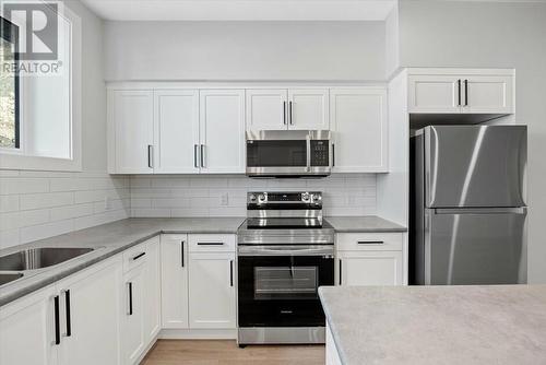 1165 Lone Pine Drive, Kelowna, BC - Indoor Photo Showing Kitchen