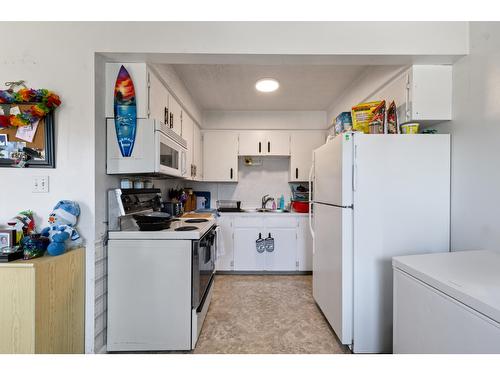 922 Dogwood Street, Creston, BC - Indoor Photo Showing Kitchen