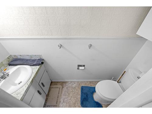 922 Dogwood Street, Creston, BC - Indoor Photo Showing Bathroom