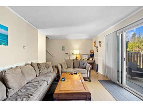 922 Dogwood Street, Creston, BC - Indoor Photo Showing Living Room