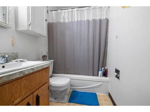 922 Dogwood Street, Creston, BC - Indoor Photo Showing Bathroom
