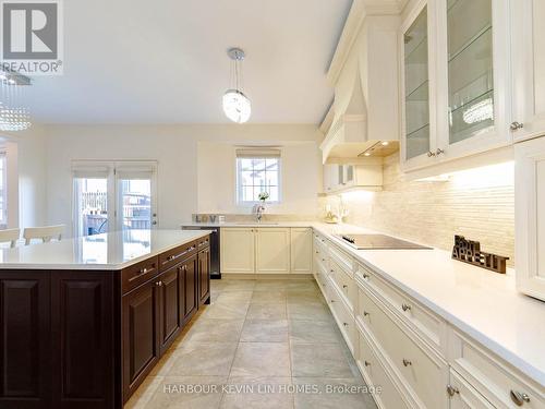 98 Fitzmaurice Dr, Vaughan, ON - Indoor Photo Showing Kitchen With Upgraded Kitchen