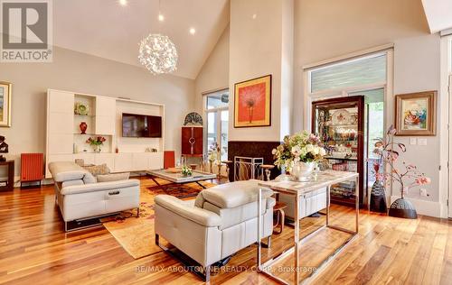 1414 Amber Crescent, Oakville, ON - Indoor Photo Showing Living Room