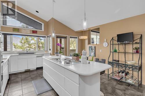 828 Mount Royal Drive, Kelowna, BC - Indoor Photo Showing Kitchen
