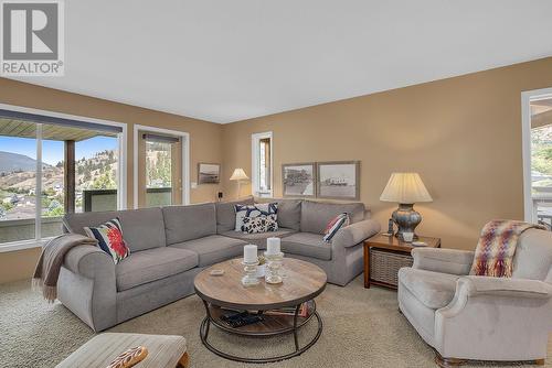828 Mount Royal Drive, Kelowna, BC - Indoor Photo Showing Living Room
