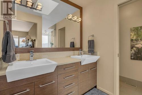 828 Mount Royal Drive, Kelowna, BC - Indoor Photo Showing Bathroom