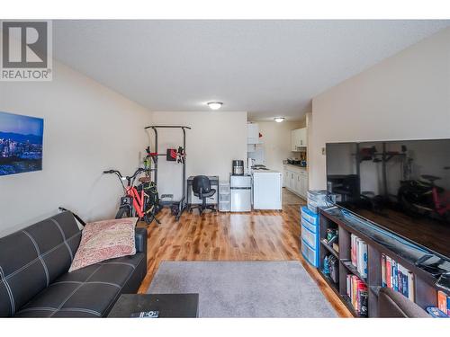 130 Skaha Place Unit# 316, Penticton, BC - Indoor Photo Showing Living Room