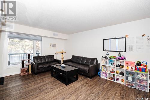 194 160 Gore Place, Regina, SK - Indoor Photo Showing Living Room