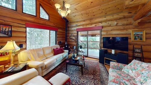 2075 Kirkup Avenue, Rossland, BC - Indoor Photo Showing Living Room