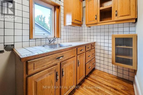 17 Barnesdale Ave N, Hamilton, ON - Indoor Photo Showing Kitchen