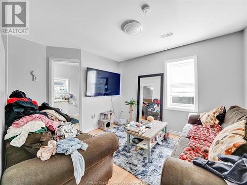 3329 Sandwich Street, Windsor, ON - Indoor Photo Showing Living Room
