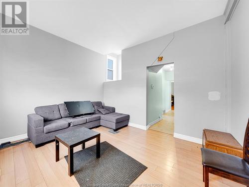 3329 Sandwich Street, Windsor, ON - Indoor Photo Showing Living Room
