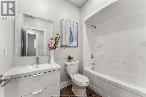 120 Centre Street, Essex, ON - Indoor Photo Showing Bathroom