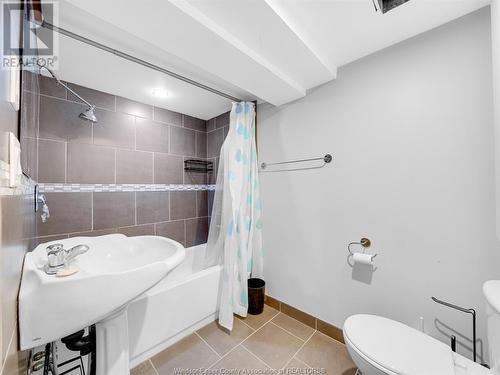 564 Curry Avenue, Windsor, ON - Indoor Photo Showing Bathroom
