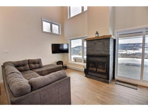 Living room - 111 Rue Duguay, Rivière-Bonaventure, QC - Indoor Photo Showing Living Room With Fireplace