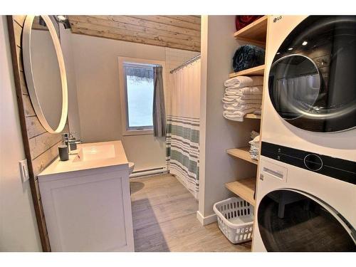Bathroom - 111 Rue Duguay, Rivière-Bonaventure, QC - Indoor Photo Showing Laundry Room