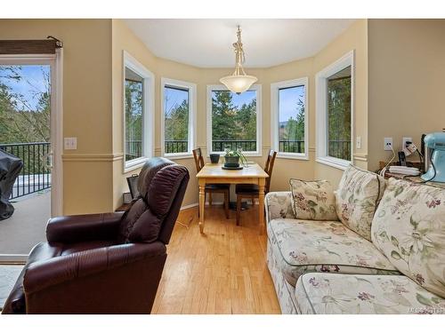 2704 Bonnie Pl, Cobble Hill, BC - Indoor Photo Showing Living Room