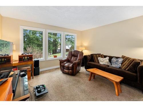 2704 Bonnie Pl, Cobble Hill, BC - Indoor Photo Showing Living Room
