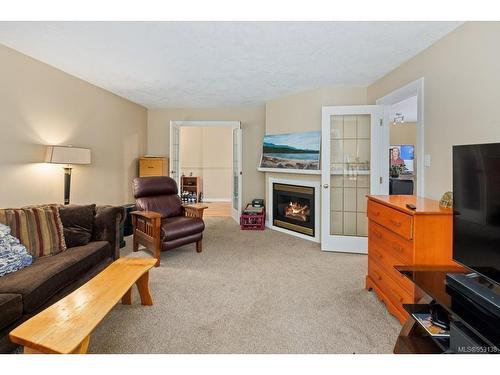2704 Bonnie Pl, Cobble Hill, BC - Indoor Photo Showing Living Room With Fireplace
