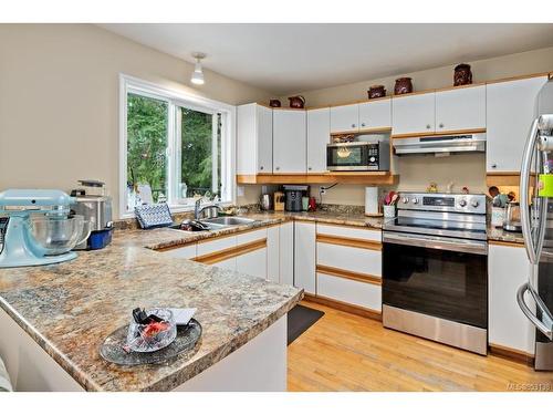 2704 Bonnie Pl, Cobble Hill, BC - Indoor Photo Showing Kitchen With Double Sink