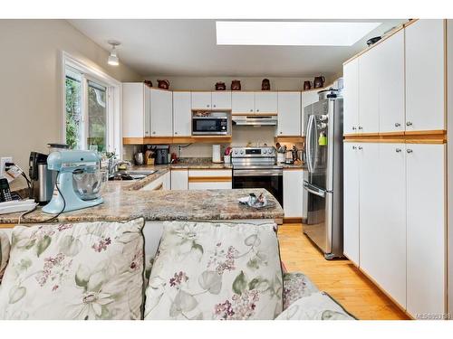 2704 Bonnie Pl, Cobble Hill, BC - Indoor Photo Showing Kitchen With Double Sink