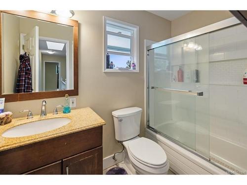 2704 Bonnie Pl, Cobble Hill, BC - Indoor Photo Showing Bathroom
