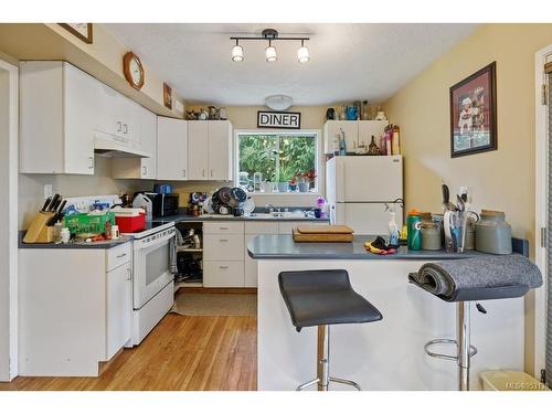 2704 Bonnie Pl, Cobble Hill, BC - Indoor Photo Showing Kitchen