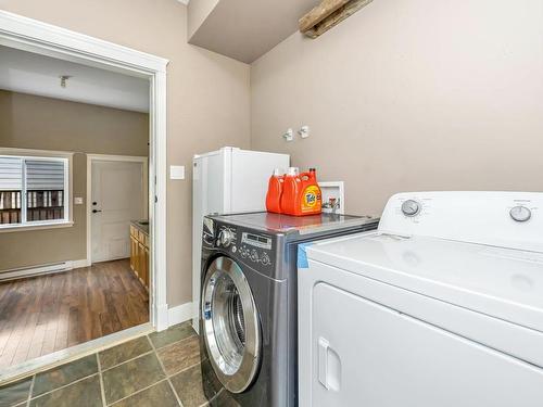 6221 Averill Dr, Duncan, BC - Indoor Photo Showing Laundry Room
