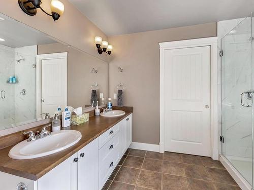 6221 Averill Dr, Duncan, BC - Indoor Photo Showing Bathroom