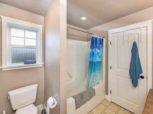 6221 Averill Dr, Duncan, BC - Indoor Photo Showing Bathroom