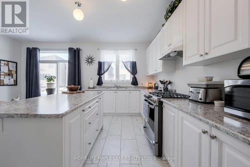 647 Anishinaabe Drive, Shelburne, ON - Indoor Photo Showing Kitchen With Upgraded Kitchen