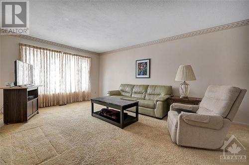 126 Hawk Crescent, Ottawa, ON - Indoor Photo Showing Living Room