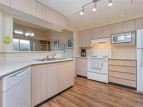 35-9933 Chemainus Rd, Chemainus, BC - Indoor Photo Showing Kitchen With Double Sink