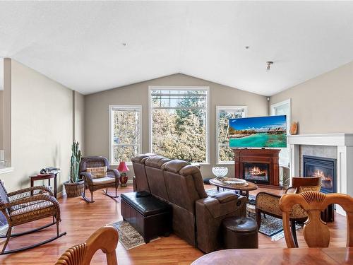 629 7Th St, Nanaimo, BC - Indoor Photo Showing Living Room With Fireplace