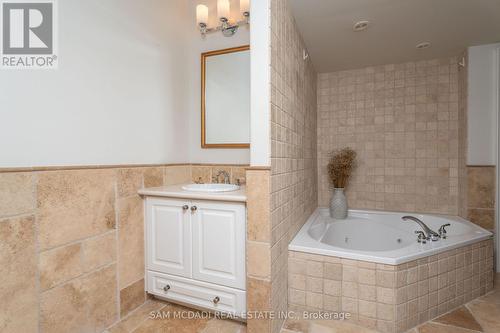 816 Meadow Wood Road, Mississauga, ON - Indoor Photo Showing Bathroom