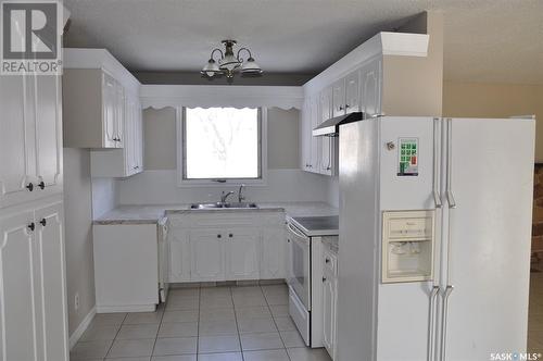 2 Melrose Place, Regina, SK - Indoor Photo Showing Kitchen With Double Sink