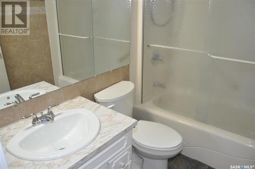 2 Melrose Place, Regina, SK - Indoor Photo Showing Bathroom