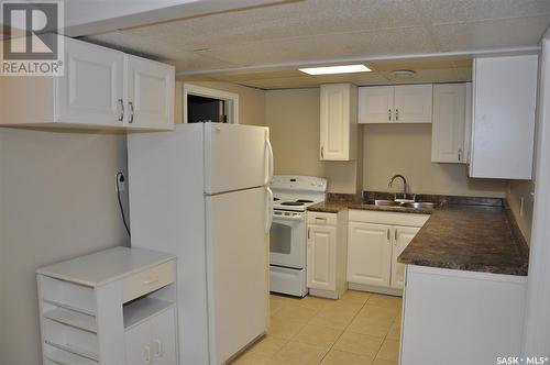 2 Melrose Place, Regina, SK - Indoor Photo Showing Kitchen With Double Sink