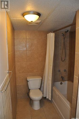 2 Melrose Place, Regina, SK - Indoor Photo Showing Bathroom