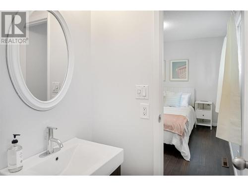 941 Tronson Drive, Kelowna, BC - Indoor Photo Showing Bathroom