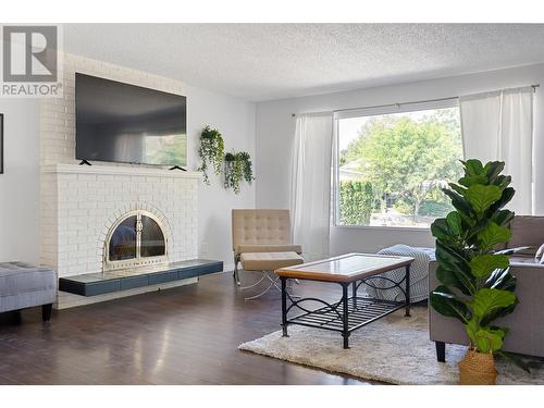 941 Tronson Drive, Kelowna, BC - Indoor Photo Showing Living Room With Fireplace