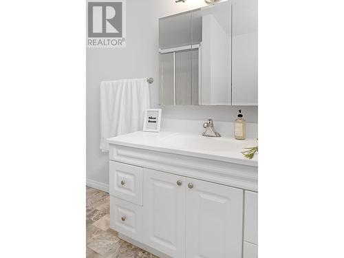941 Tronson Drive, Kelowna, BC - Indoor Photo Showing Bathroom