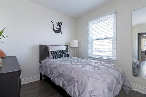 129 West 5Th Street, Hamilton, ON - Indoor Photo Showing Bedroom