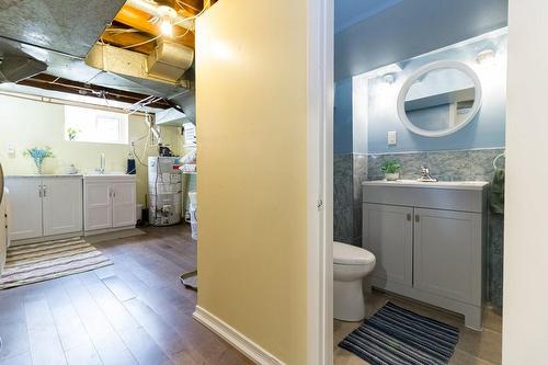 129 West 5Th Street, Hamilton, ON - Indoor Photo Showing Bathroom