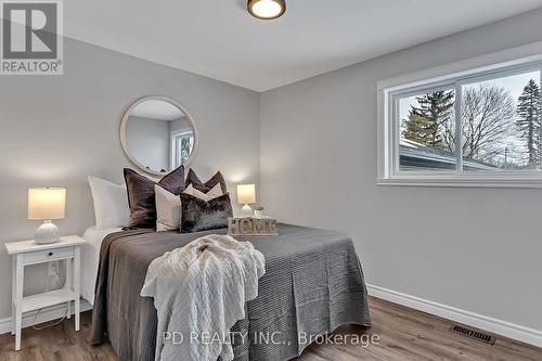 20 Queen Street S, Kawartha Lakes, ON - Indoor Photo Showing Living Room